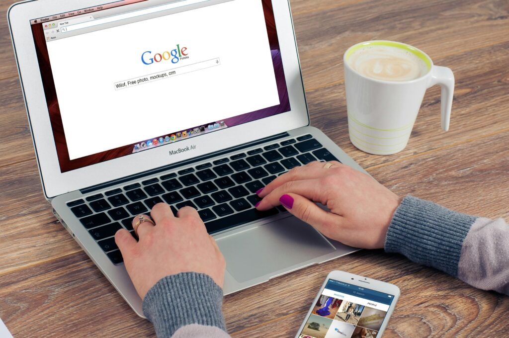 Jak Skutecznie Wyszukiwać Informacje w Internecie: Kompendium Wiedzy komendy wyszukiwarki google