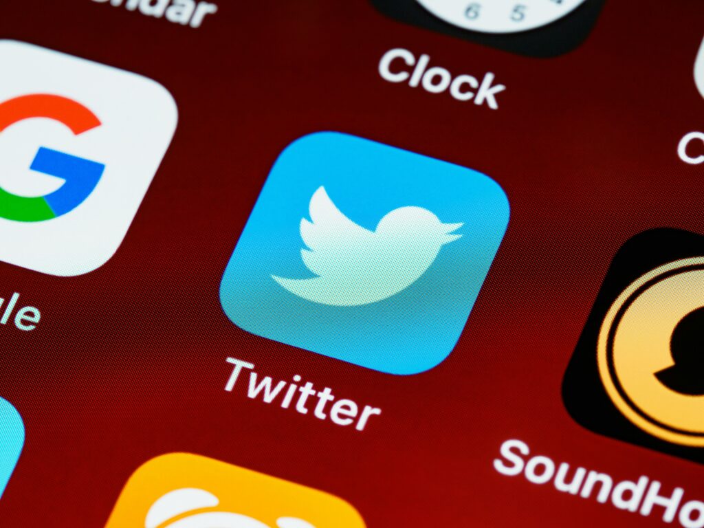 Co to jest Twitter (X) i do czego służy? Historia i funkcje platformy twitter historia